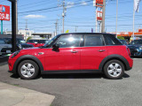 この色遣い!このお洒落感はMINIだけです。外装の顔やボディーだけでも充分かわいいですが、内装も楽しめるインテリア空間となっております。MINIに乗るだけで普段の運転がさらに楽しくなりますよ。
