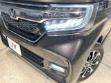 【LEDヘッドライト】悪天候や夜間走行時も良好な視界を確保し安心して運転できる高輝度LEDヘッドライトを装備!点灯速度が早く、消費電力も抑えられています。
