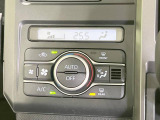 【オートエアコン】一度お好みの温度に設定すれば、車内の温度を検知し風量や温度を自動で調整。暑い…寒い…と何度もスイッチ操作をする必要はありません。快適な車内空間には必須の機能ですね♪