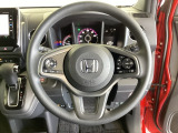 ハンドルにHondaセンシング系のクルーズコントロールやレーンキープアシストなどのスイッチと、オーディオの操作スイッチが装備されています。ハンドルから手を離さず安全に操作できます。
