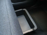 助手席の下にも収納スペースがあります。