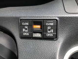 運転席でワンタッチオートスライドドアの開閉できます