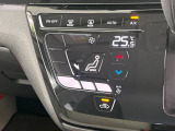 【オートエアコン】一度お好みの温度に設定すれば、車内の温度を検知し風量や温度を自動で調整。暑い…寒い…と何度もスイッチ操作をする必要はありません。快適な車内空間には必須の機能ですね♪