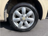 14インチのアルミホイールを装着しています。