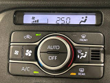 【オートエアコン】一度お好みの温度に設定すれば、車内の温度を検知し風量や温度を自動で調整。暑い…寒い…と何度もスイッチ操作をする必要はありません。快適な車内空間には必須の機能ですね♪