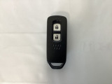 スマートキーを装備しています。鍵を差し込むことなくドアロックの開け閉めと、スタートボタン操作でのエンジンスタートができます。