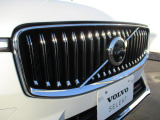 フロントカメラはデザインも重視しVOLVOのロゴマークに内蔵されています