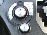 オートエアコン機能で夏の暑さも冬の寒さも、ワンタッチで快適ドライブへ。