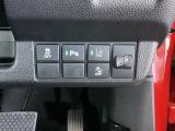 ハンドルの右側にはヘッドライトレベライザーとHondaセンシング用のメインスイッチなどがついています。ヘッドライトレベライザーは道路状況や積荷の加重に応じてライトの高さを調節できます。