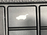 【パワーバックドア】スマートキーや運転席のボタンを押すだけでリアゲートが自動で開閉します!荷物を持っている時や、高い位置にあるバックドアを閉める際に便利な機能です♪