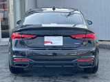 Audiのリヤディフューザーは、車両の後方での空気の流れを整え、乱流を減少させることで、走行安定性を向上させます。またスポーティで洗練された外観を提供し、全体のスタイルに一体感を持たせます。