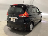 プライバシーガラスが装備されています。外を見るときには気にならずに、後方車両からは車内が見えにくい設計です。