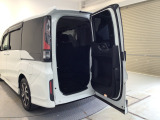 【わくわくゲート】タテはもちろんヨコにも開き、ちょっとした荷物を積む時にもとても便利♪人やペットの乗り降りもスムーズにできます♪