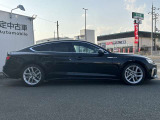 Audiの車両は、空気力学を考慮した流れるようなラインが強調されており、スポーティでエレガントな印象を与えます。