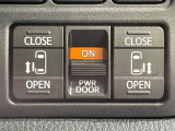 【両側パワースライドドア】スマートキーや運転席のスイッチで後席両側スライドドアの開閉が可能♪電動だから力を入れてドアを開ける必要が無く、小さなお子様でも簡単に開け閉めでき快適です♪