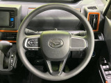 インテリアに合わせたデザインのステアリングは、運転される方のことも考え、運転しやすい形状、大きさです。是非一度、実際に触ってお確かめください。