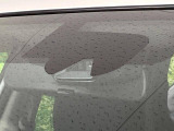 【エマージェンシーブレーキ】走行中に前方の車両等を認識し、衝突しそうな時は警報とブレーキで衝突回避と被害軽減をアシスト。より安全にドライブをお楽しみいただけます。