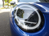 新しくなったヘッドライトです。従来の丸目のライトに2本のLEDが加わり、新しくなったMINIのフロントマスクを印象付けます