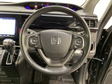 ハンドルにHondaセンシング系のクルーズコントロールやレーンキープアシストなどのスイッチと、オーディオの操作スイッチが装備されています。ハンドルから手を離さず安全に操作できます。