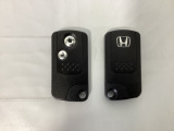 スマートキーを装備しています。鍵を差し込むことなくドアロックの開け閉めができます。スペアキーも同じものを用意しております。