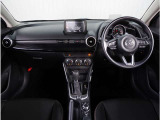 【インパネ周り】視界がよく運転しやすい設計となっております。インパネ周りもすっきりと洗練されたデザインで高級感が溢れています。日々のドライブを飽きさせません。