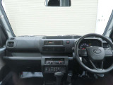 使いやすく運転しやすいレイアウトの運転席回り。