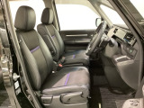 女性でも運転がしやすいように、シートの高さ調整機能(シートリフター)がついています。広い足元にゆったり座れるシートには肘掛も装備しており長距離の運転でも疲れにくいシートです。