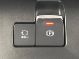 【電動パーキングブレーキ】パーキングブレーキは便利な電動式!ボタン一つで操作でき、アクセルを踏めば自動で解除されます♪レバーやペダルが無いので運転席廻りもすっきりしますね♪