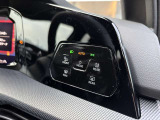 3ゾーンフルオートエアコンディショナー搭載。運転席、助手席、後席の3つのゾーンで温度などを独立して設定でき、内蔵されたフレッシュエアフィルターは花粉やダストの除去をしてくれます。