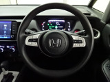 【ハンドル】運転にかかわる様々な操作を安全に行えるように視点移動が少なく操作性に配慮されたスイッチ類が凝縮されたコックピットです。
