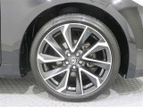 純正アルミホイールが似合ってます。タイヤサイズは225/40R18 です。
