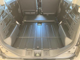 リヤシートを倒すとフルフラットになります。人・荷物に合わせて自由にシートアレンジが出来ます。カンタン操作なのでラクラクアレンジ可能。
