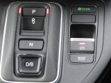 ギアの操作はボタンとスィッチタイプの電子制御仕様です。パーキングブレーキも電子制御になります。