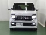 LEDヘッドライトを装備しています。LEDヘッドライトはとても明るく、雨の日や夜間走行も安全・安心です。オートライトコントロール付きで周囲の明るさに応じて自動で点灯・消灯します