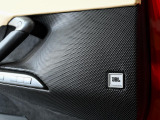 プレミアムHiFiシステムが、高音質な音楽で車内を満たし、移動中もお気に入りの音楽を楽しめます。