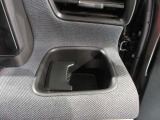 運転席側ドリンクホルダー付いています。