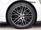 20インチ Taycan Turbo Aero ホイール、カラークレストホイールキャップ