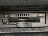 【ETC】有料道路を利用する際に料金所で停止することなく通過できる、ETC車載器(ノンストップ自動料金収受システム機器)が装備されています。セットアップを行うことで利用可能になります。