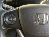 ステアリングスイッチがついていますので、オーディオのチャンネル変更、ボリューム、ジャンル変更が操作可能です。ハンドルから手を離さず安全に操作できます。