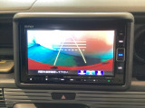 バックでの車庫入れも安心です! リアカメラが付いているバックモニター付のナビを装備しております。操作線もついており距離感も画面から確認できます。