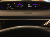 デジタル表示のスピードメーターとタコメーターを大きく配した見やすいメーター部になっています。左側のインフォメーション画面でオドメーターや燃費などの情報を確認できます。