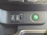 リアドアは乗り降りに便利な両側電動スライドドアです。また運転席に座っていながらスイッチ操作で自在にスライドドアを開け閉めできます。燃費に役立つECONボタンもここです。