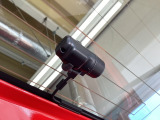 後方にもドライブレコーダーのカメラが付いています。前後両方でお車の周りを監視・記録いたします。