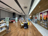 【空調管理・湿度管理・空気清浄完備。自販機によるフリードリンク。キッズコーナー。バリアフリー・空調管理トイレ完備・喫煙ルーム有】