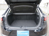 ラゲッジスペースは大型スーツケースが積み込める容量350L(DIN方式)を確保しています。開口部と荷室のフロア面との段差小さく設定。後席を前に倒すとフルフラットになり長い荷物も積めます