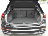 トランクの開口部は、ほとんど車体の全幅分が開く設計になっているので荷物の出し入れが非常にしやすくなっています。