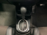 CVT車のセレクトレバーです。低速から高速まで、変速ショックのないスムーズな走りを実現するとともに、エンジン効率のよい領域を維持することで燃費にも貢献します。