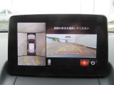 360°ビューモニターでは4つのカメラで前後左右・俯瞰映像でドライバーからは見えない領域の危険認知をサポート。全周囲の死角を減らし、狭い駐車場や幅寄せ、丁字路進入時などの運転の安心感を高めます