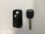 スマートキーを装備しています。鍵を差し込むことなくドアロックの開け閉めができます。スペアキーも同じものを用意しております。