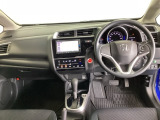 車内は光触媒抗菌消臭施工済です。インパネ周りはスタイリッシュなデザインです。グローブボックスやカップホルダーのほかにトレーなどたくさんの収納スペースが付いています。